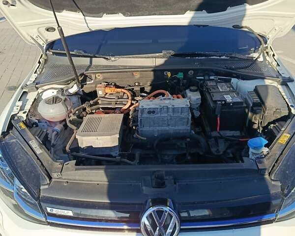 Белый Фольксваген e-Golf, объемом двигателя 0 л и пробегом 167 тыс. км за 12900 $, фото 6 на Automoto.ua