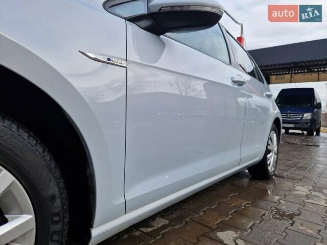Белый Фольксваген e-Golf, объемом двигателя 0 л и пробегом 97 тыс. км за 12950 $, фото 12 на Automoto.ua