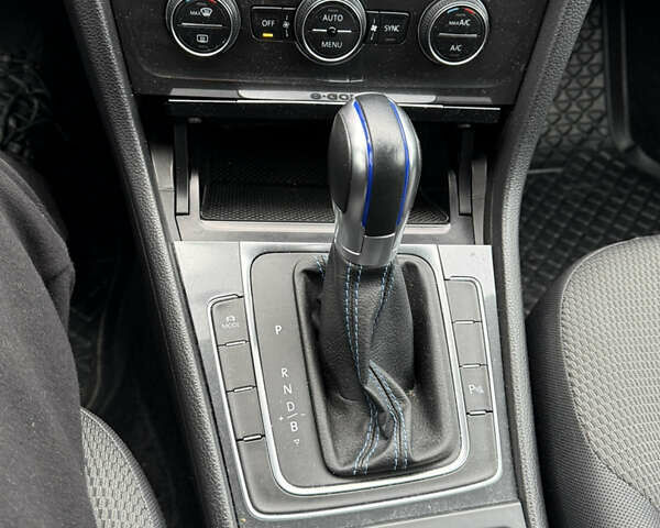 Белый Фольксваген e-Golf, объемом двигателя 0 л и пробегом 84 тыс. км за 11999 $, фото 18 на Automoto.ua