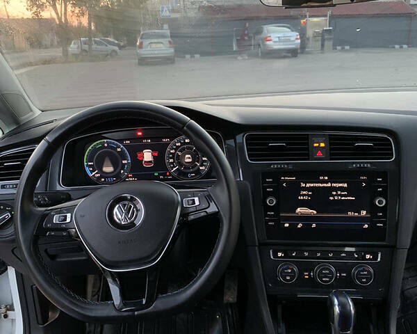 Белый Фольксваген e-Golf, объемом двигателя 0 л и пробегом 172 тыс. км за 14500 $, фото 20 на Automoto.ua