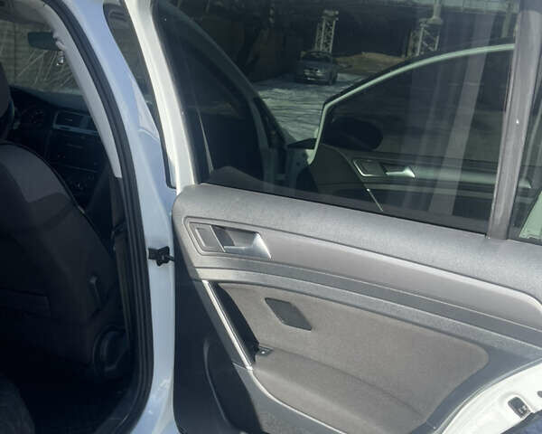 Білий Фольксваген e-Golf, об'ємом двигуна 0 л та пробігом 167 тис. км за 12500 $, фото 7 на Automoto.ua