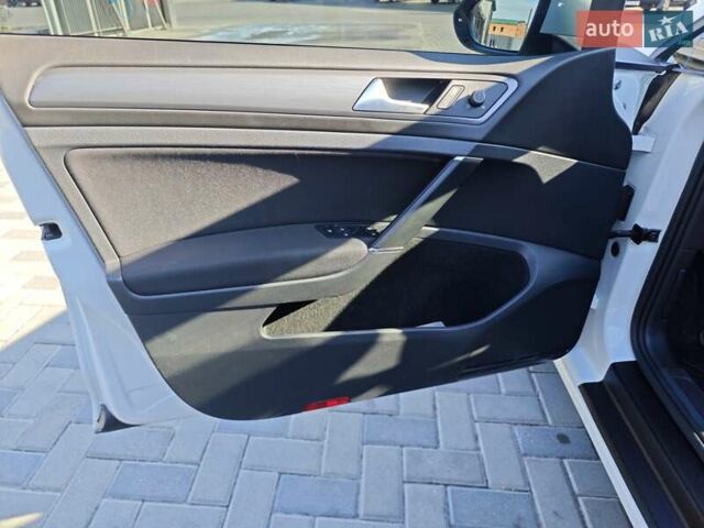 Білий Фольксваген e-Golf, об'ємом двигуна 0 л та пробігом 96 тис. км за 13150 $, фото 17 на Automoto.ua