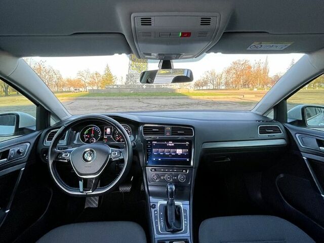 Белый Фольксваген e-Golf, объемом двигателя 0 л и пробегом 121 тыс. км за 11900 $, фото 12 на Automoto.ua