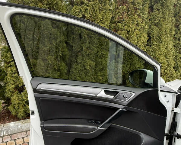 Белый Фольксваген e-Golf, объемом двигателя 0 л и пробегом 97 тыс. км за 11555 $, фото 40 на Automoto.ua
