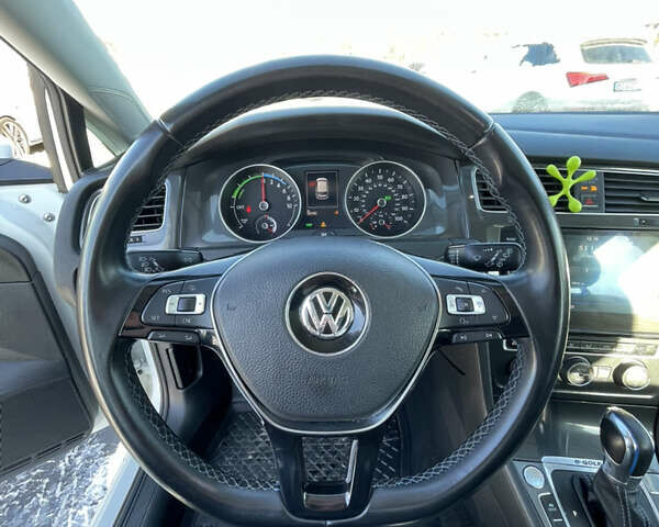 Белый Фольксваген e-Golf, объемом двигателя 0 л и пробегом 56 тыс. км за 11600 $, фото 15 на Automoto.ua