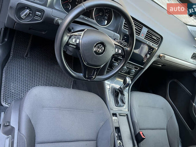 Белый Фольксваген e-Golf, объемом двигателя 0 л и пробегом 55 тыс. км за 12399 $, фото 12 на Automoto.ua