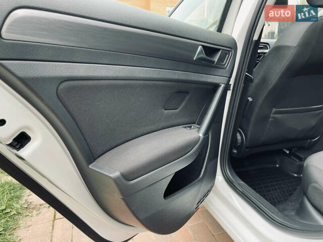 Белый Фольксваген e-Golf, объемом двигателя 0 л и пробегом 112 тыс. км за 13500 $, фото 9 на Automoto.ua