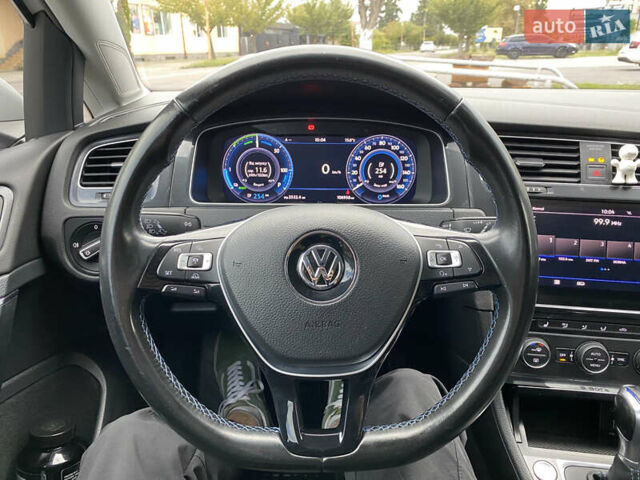 Белый Фольксваген e-Golf, объемом двигателя 0 л и пробегом 107 тыс. км за 13800 $, фото 13 на Automoto.ua
