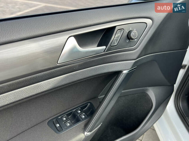 Білий Фольксваген e-Golf, об'ємом двигуна 0 л та пробігом 83 тис. км за 12800 $, фото 19 на Automoto.ua