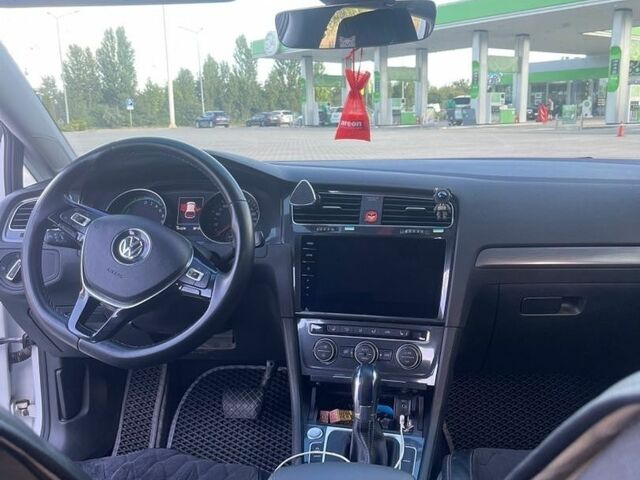 Белый Фольксваген e-Golf, объемом двигателя 0 л и пробегом 132 тыс. км за 12700 $, фото 13 на Automoto.ua