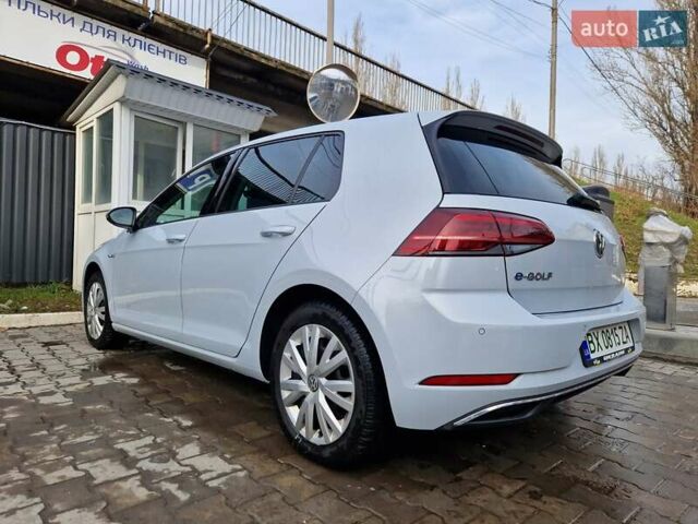 Белый Фольксваген e-Golf, объемом двигателя 0 л и пробегом 97 тыс. км за 12950 $, фото 4 на Automoto.ua