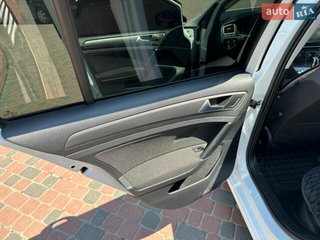 Белый Фольксваген e-Golf, объемом двигателя 0 л и пробегом 50 тыс. км за 11500 $, фото 18 на Automoto.ua