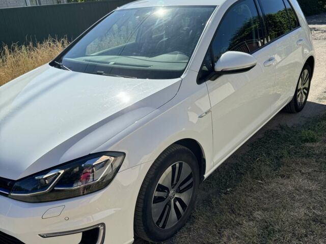 Белый Фольксваген e-Golf, объемом двигателя 0 л и пробегом 98 тыс. км за 16200 $, фото 1 на Automoto.ua