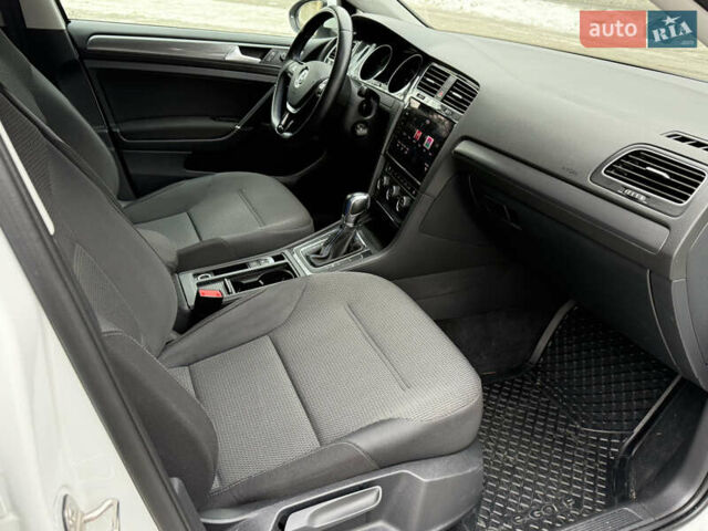 Белый Фольксваген e-Golf, объемом двигателя 0 л и пробегом 84 тыс. км за 11999 $, фото 26 на Automoto.ua
