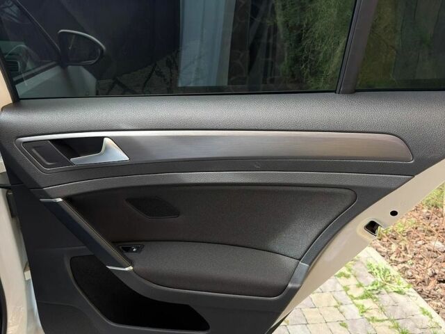 Белый Фольксваген e-Golf, объемом двигателя 0 л и пробегом 116 тыс. км за 12100 $, фото 26 на Automoto.ua