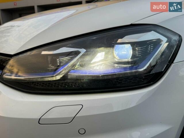 Белый Фольксваген e-Golf, объемом двигателя 0 л и пробегом 180 тыс. км за 13500 $, фото 10 на Automoto.ua