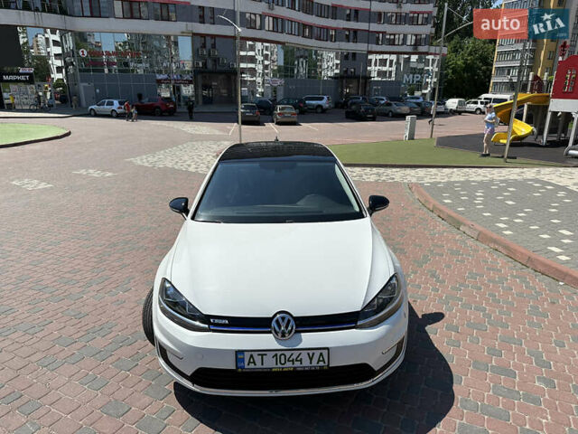Белый Фольксваген e-Golf, объемом двигателя 0 л и пробегом 20 тыс. км за 15500 $, фото 2 на Automoto.ua