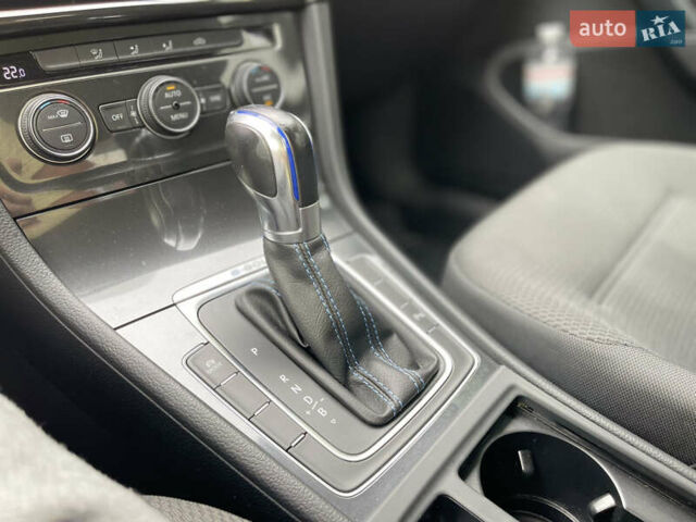 Белый Фольксваген e-Golf, объемом двигателя 0 л и пробегом 112 тыс. км за 13500 $, фото 27 на Automoto.ua