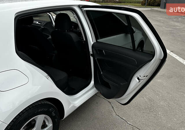 Белый Фольксваген e-Golf, объемом двигателя 0 л и пробегом 126 тыс. км за 12800 $, фото 19 на Automoto.ua
