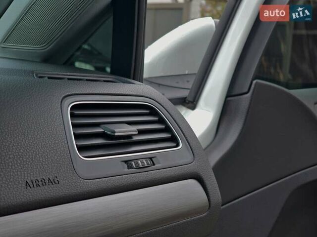 Белый Фольксваген e-Golf, объемом двигателя 0 л и пробегом 101 тыс. км за 12499 $, фото 17 на Automoto.ua