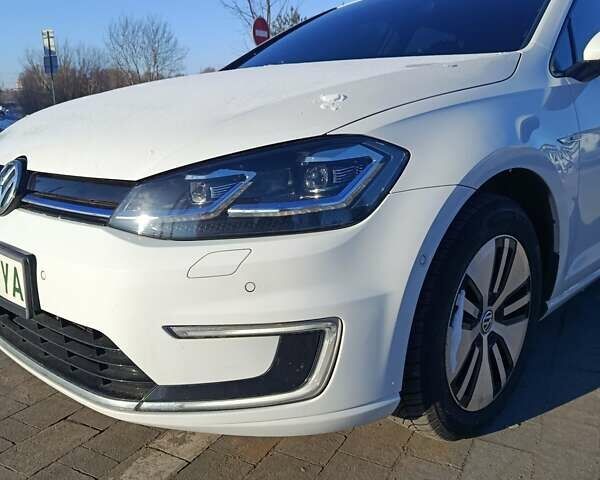 Белый Фольксваген e-Golf, объемом двигателя 0 л и пробегом 167 тыс. км за 12900 $, фото 1 на Automoto.ua