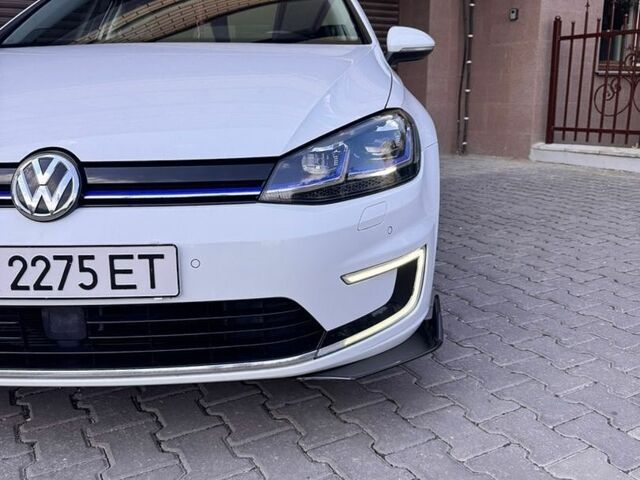 Белый Фольксваген e-Golf, объемом двигателя 0 л и пробегом 139 тыс. км за 12450 $, фото 11 на Automoto.ua