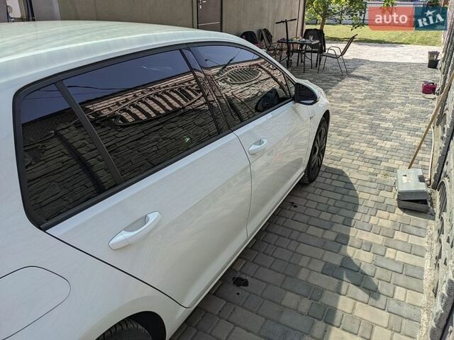 Белый Фольксваген e-Golf, объемом двигателя 0 л и пробегом 168 тыс. км за 13000 $, фото 2 на Automoto.ua