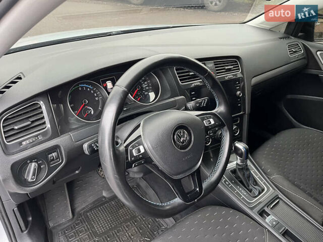 Белый Фольксваген e-Golf, объемом двигателя 0 л и пробегом 142 тыс. км за 12500 $, фото 13 на Automoto.ua
