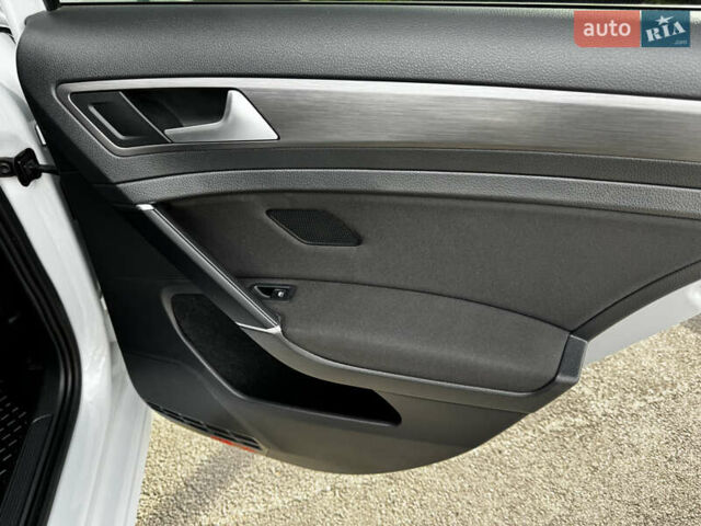 Белый Фольксваген e-Golf, объемом двигателя 0 л и пробегом 78 тыс. км за 14000 $, фото 30 на Automoto.ua