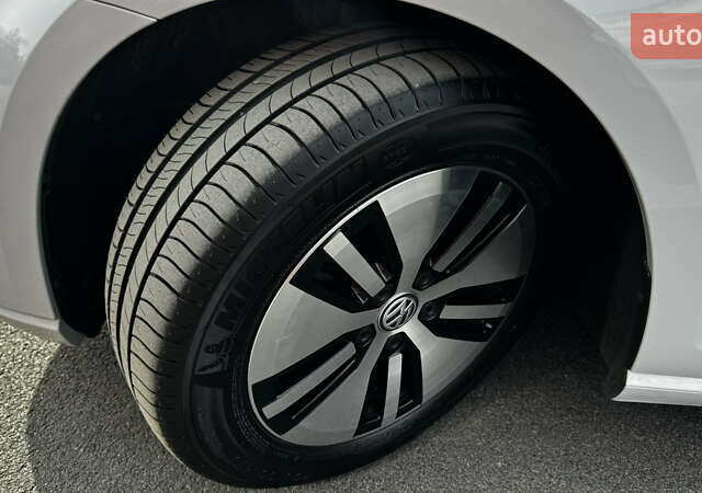 Белый Фольксваген e-Golf, объемом двигателя 0 л и пробегом 78 тыс. км за 14000 $, фото 10 на Automoto.ua