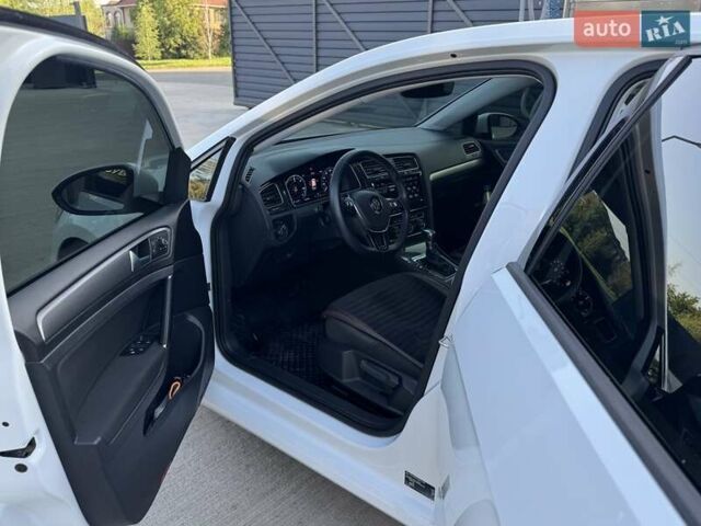 Белый Фольксваген e-Golf, объемом двигателя 0 л и пробегом 120 тыс. км за 13593 $, фото 10 на Automoto.ua