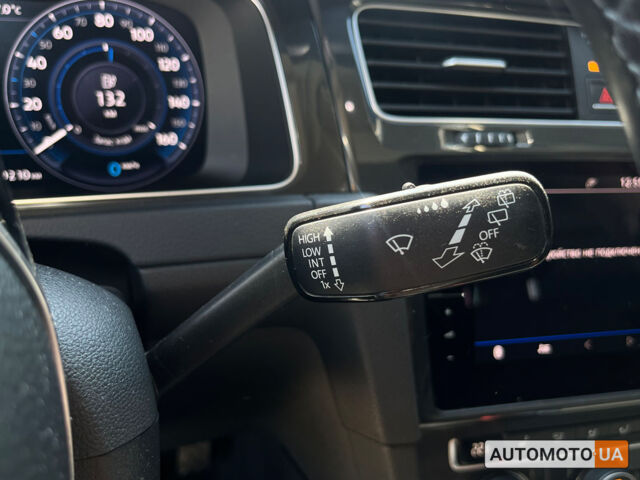 Белый Фольксваген e-Golf, объемом двигателя 36 л и пробегом 118 тыс. км за 15500 $, фото 18 на Automoto.ua