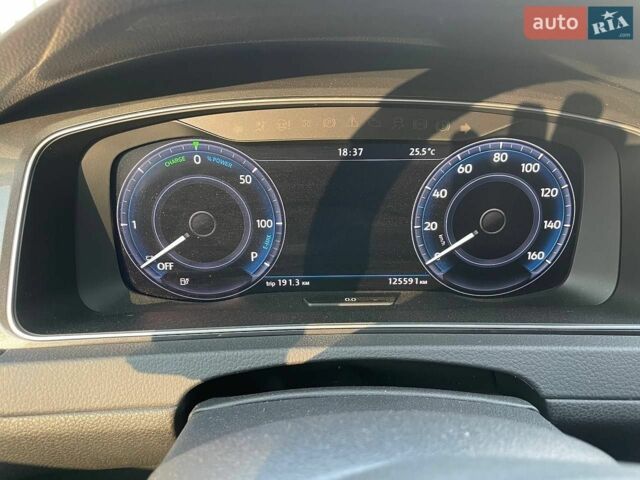 Белый Фольксваген e-Golf, объемом двигателя 0 л и пробегом 141 тыс. км за 12500 $, фото 9 на Automoto.ua