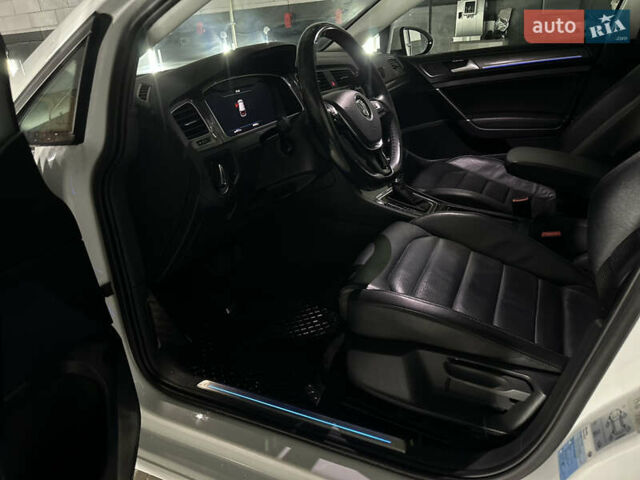 Белый Фольксваген e-Golf, объемом двигателя 0 л и пробегом 164 тыс. км за 12100 $, фото 11 на Automoto.ua