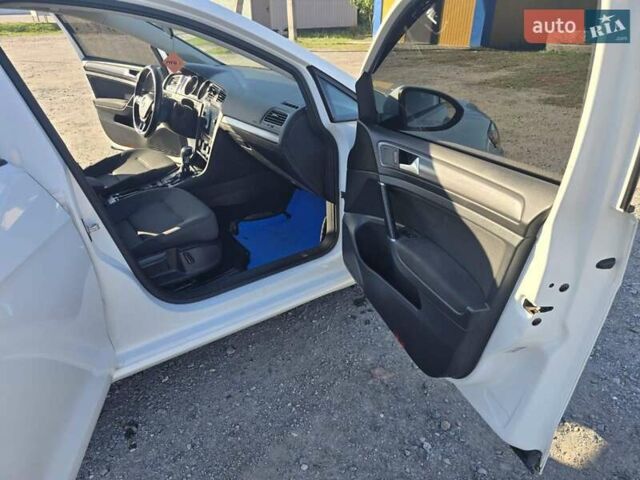 Белый Фольксваген e-Golf, объемом двигателя 0 л и пробегом 130 тыс. км за 11400 $, фото 3 на Automoto.ua