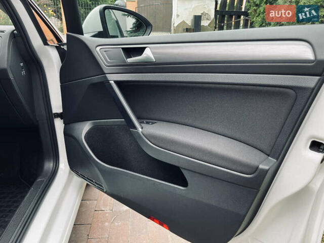 Белый Фольксваген e-Golf, объемом двигателя 0 л и пробегом 112 тыс. км за 13500 $, фото 13 на Automoto.ua