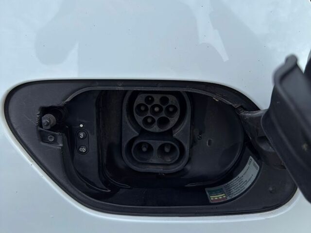 Белый Фольксваген e-Golf, объемом двигателя 0 л и пробегом 156 тыс. км за 13700 $, фото 6 на Automoto.ua