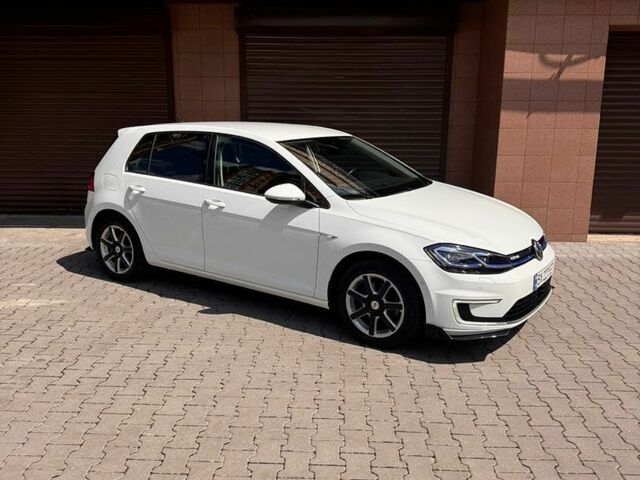 Белый Фольксваген e-Golf, объемом двигателя 0 л и пробегом 139 тыс. км за 12450 $, фото 13 на Automoto.ua