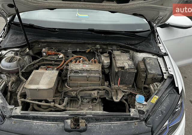 Белый Фольксваген e-Golf, объемом двигателя 0 л и пробегом 126 тыс. км за 12800 $, фото 24 на Automoto.ua