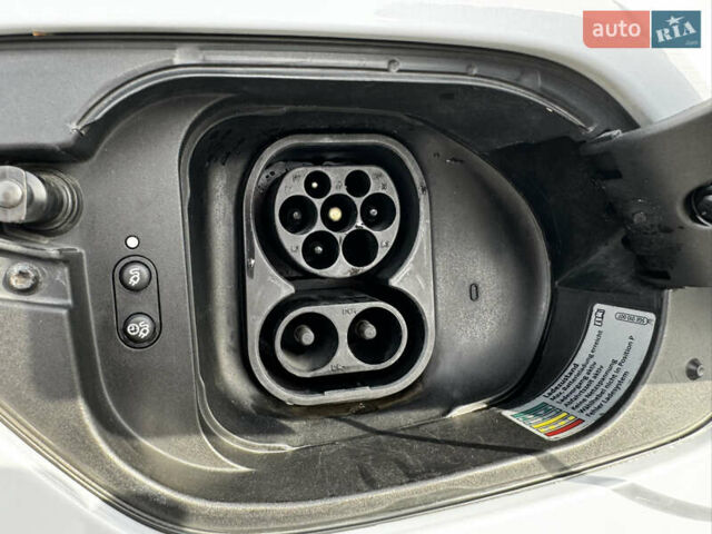 Белый Фольксваген e-Golf, объемом двигателя 0 л и пробегом 78 тыс. км за 14000 $, фото 16 на Automoto.ua