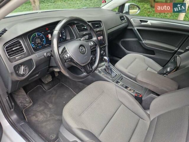 Белый Фольксваген e-Golf, объемом двигателя 0 л и пробегом 97 тыс. км за 12950 $, фото 13 на Automoto.ua