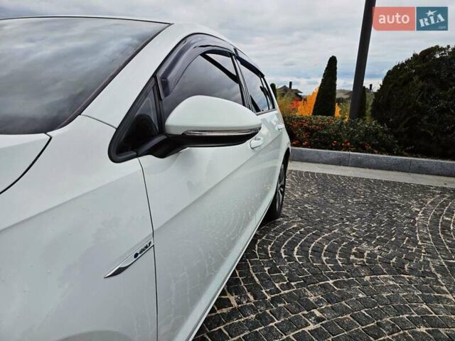Белый Фольксваген e-Golf, объемом двигателя 0 л и пробегом 101 тыс. км за 12499 $, фото 4 на Automoto.ua