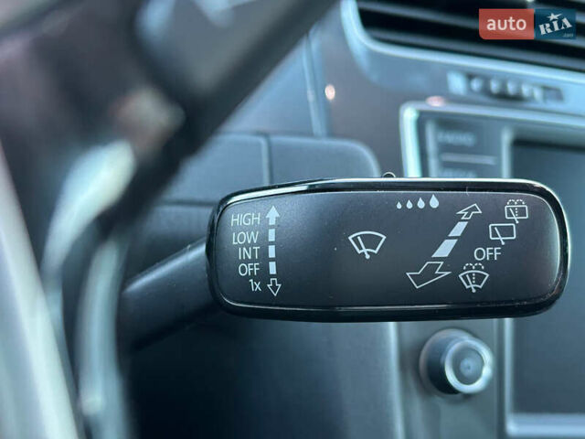 Белый Фольксваген e-Golf, объемом двигателя 0 л и пробегом 70 тыс. км за 5600 $, фото 20 на Automoto.ua