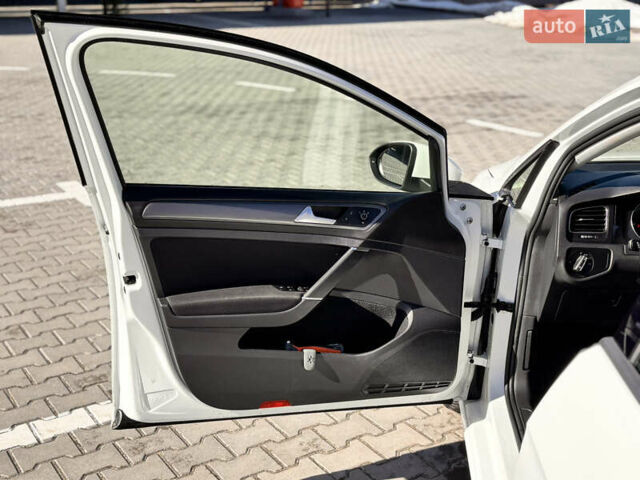 Белый Фольксваген e-Golf, объемом двигателя 0 л и пробегом 65 тыс. км за 11900 $, фото 8 на Automoto.ua