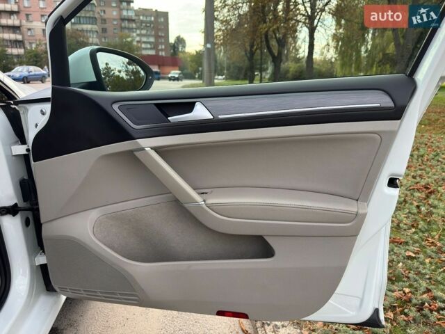 Белый Фольксваген e-Golf, объемом двигателя 0 л и пробегом 156 тыс. км за 13700 $, фото 10 на Automoto.ua