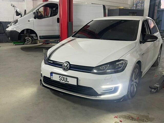 Белый Фольксваген e-Golf, объемом двигателя 0 л и пробегом 132 тыс. км за 12700 $, фото 28 на Automoto.ua