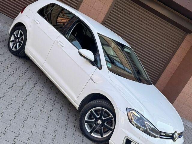 Белый Фольксваген e-Golf, объемом двигателя 0 л и пробегом 139 тыс. км за 12450 $, фото 24 на Automoto.ua