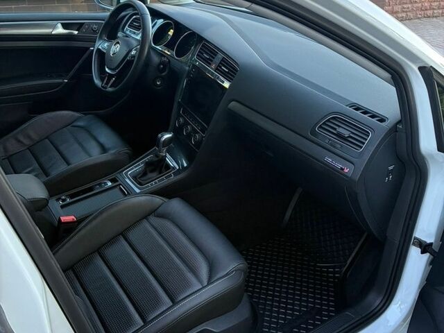 Белый Фольксваген e-Golf, объемом двигателя 0 л и пробегом 105 тыс. км за 12500 $, фото 4 на Automoto.ua