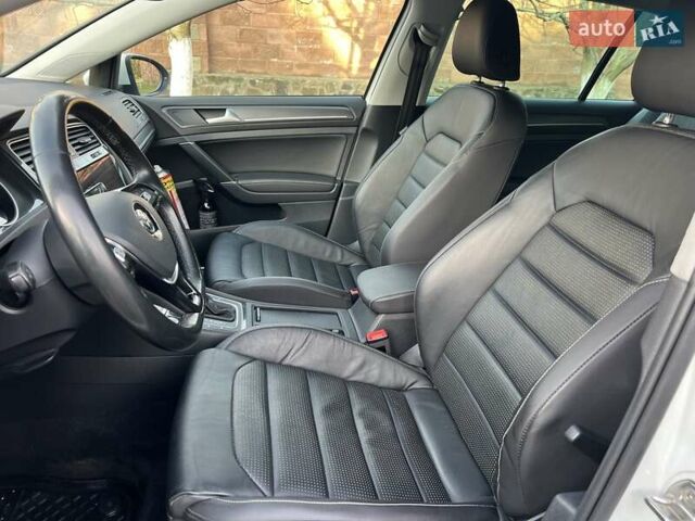 Белый Фольксваген e-Golf, объемом двигателя 0 л и пробегом 129 тыс. км за 11950 $, фото 30 на Automoto.ua