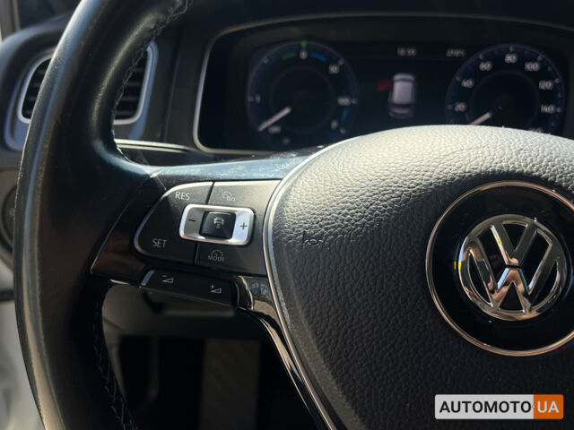 Белый Фольксваген e-Golf, объемом двигателя 36 л и пробегом 118 тыс. км за 15500 $, фото 15 на Automoto.ua